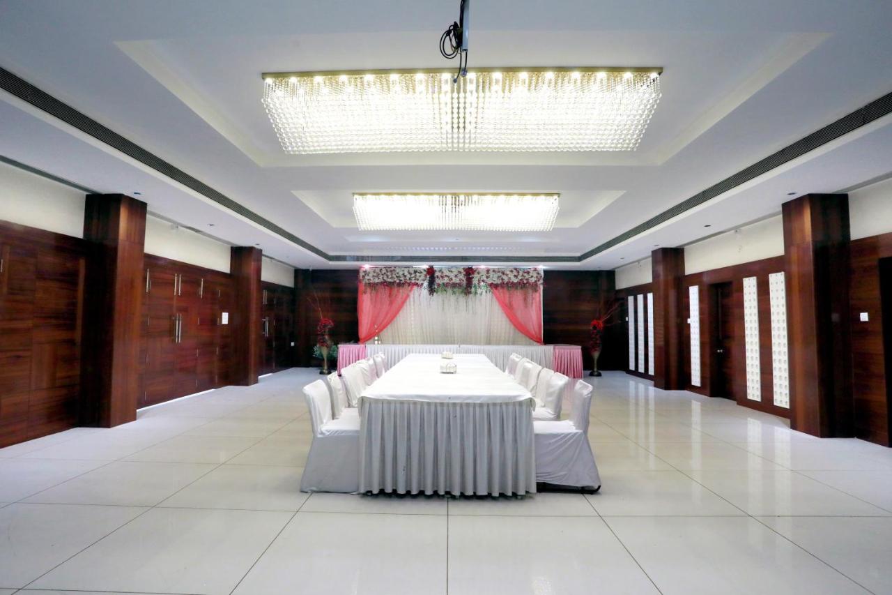 Hotel Shri Khedapati International Dewās Kültér fotó