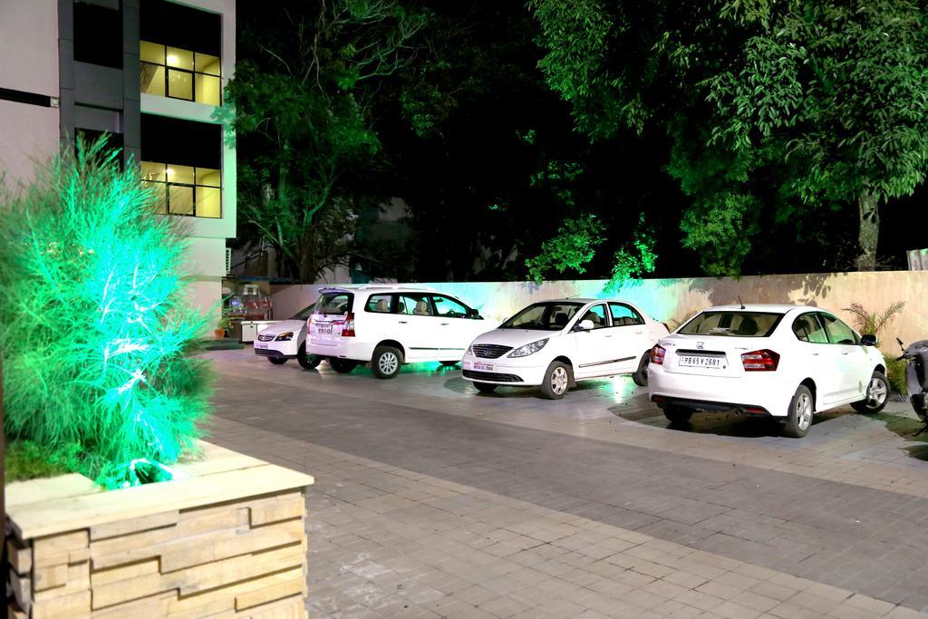 Hotel Shri Khedapati International Dewās Kültér fotó