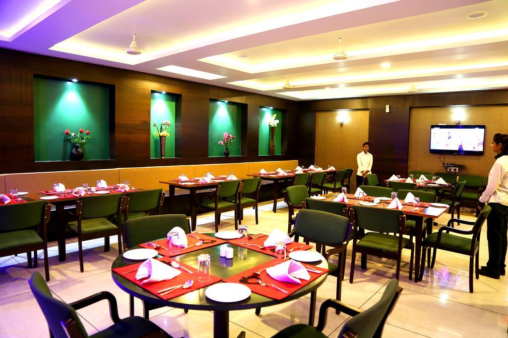 Hotel Shri Khedapati International Dewās Kültér fotó