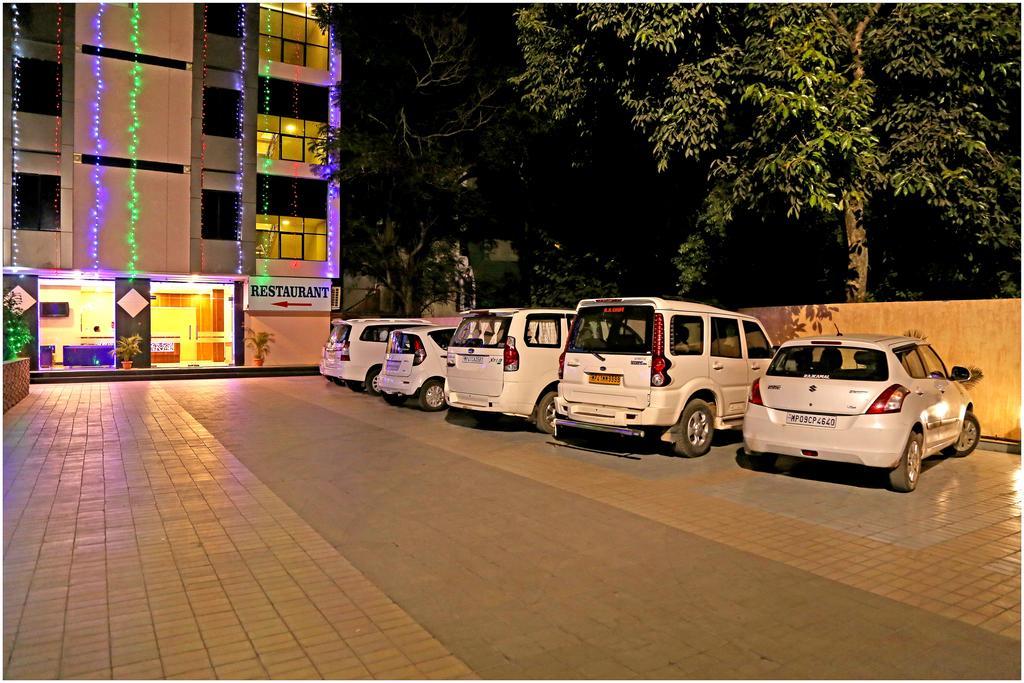 Hotel Shri Khedapati International Dewās Kültér fotó