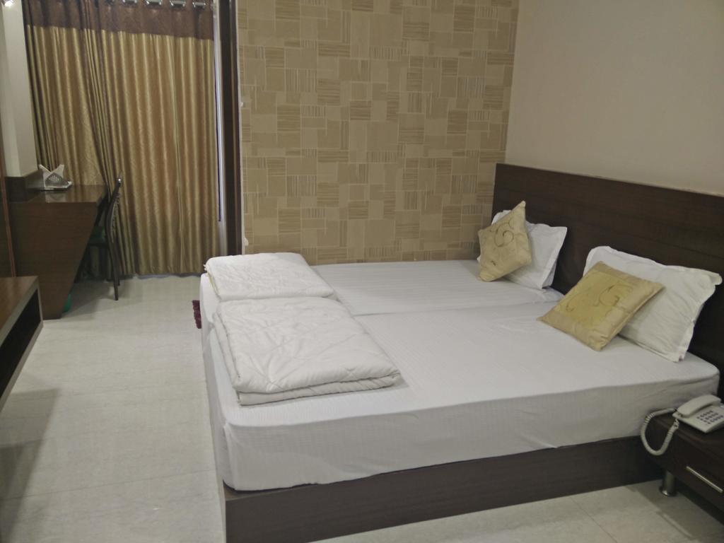 Hotel Shri Khedapati International Dewās Kültér fotó