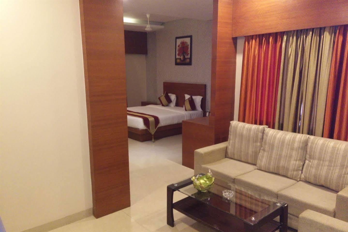 Hotel Shri Khedapati International Dewās Kültér fotó