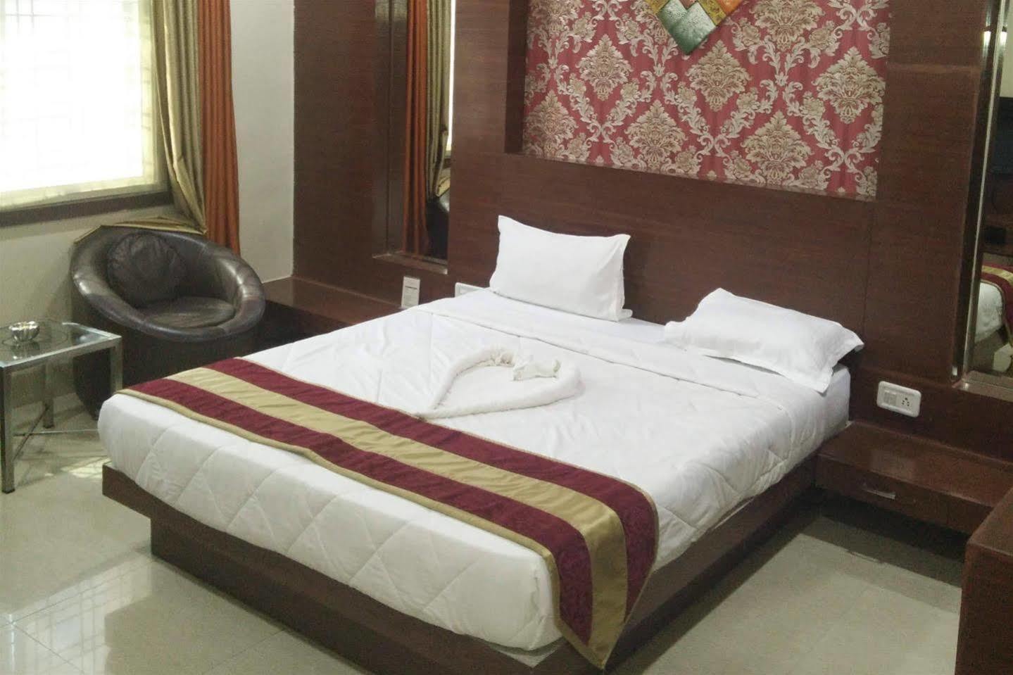 Hotel Shri Khedapati International Dewās Kültér fotó