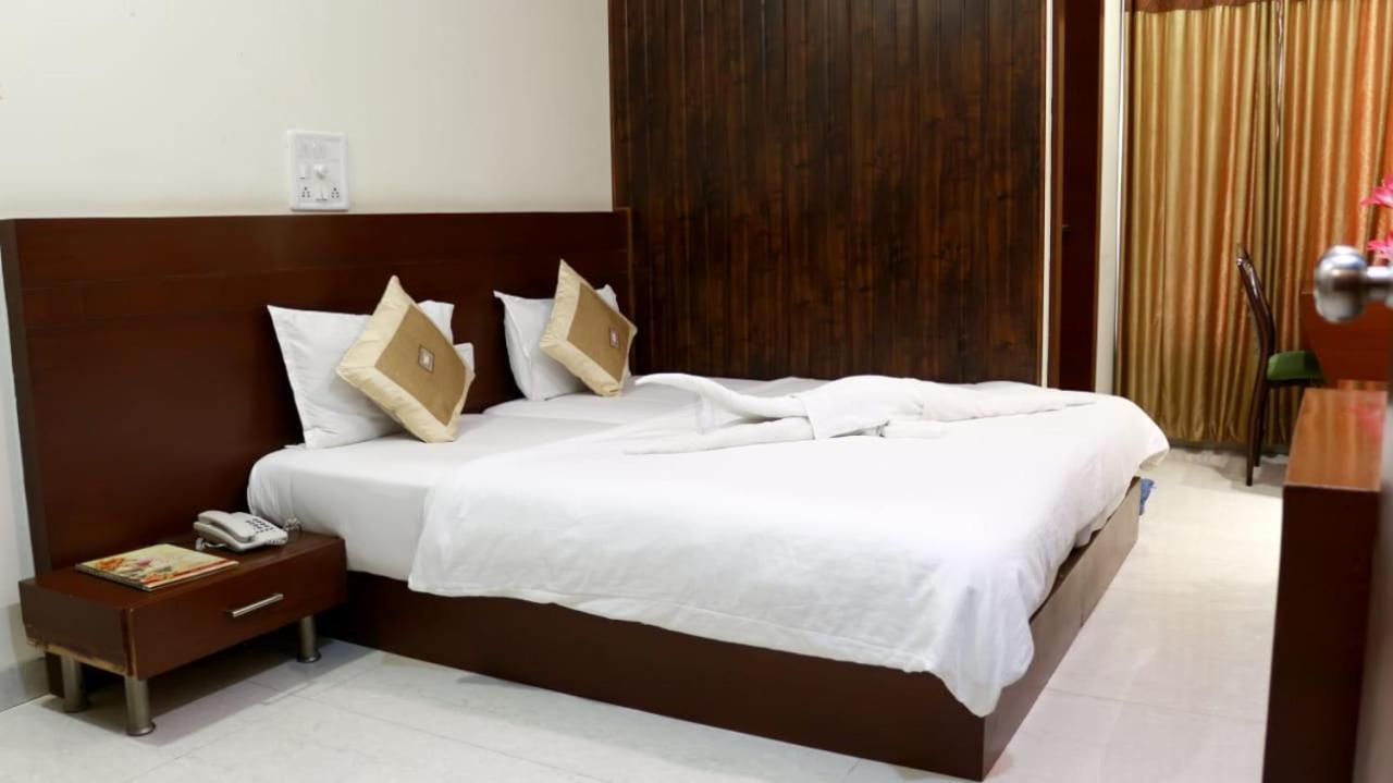 Hotel Shri Khedapati International Dewās Kültér fotó